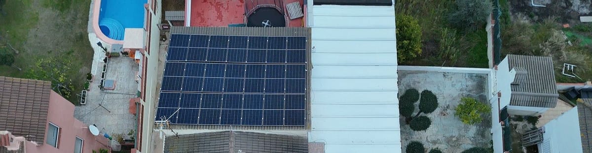 Tejado a dos aguas de un restaurante de El Vendrell cubierto de placas solares, visto desde el dron