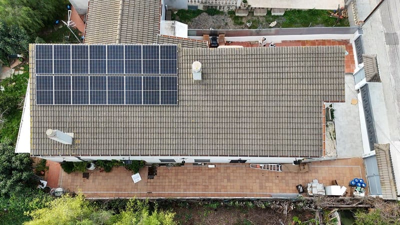 Tejado con hilera larga de placas solares, Calafell
