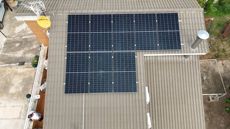 Tejado plano con placas solares, Garraf