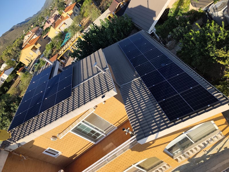 Vivienda unifamiliar de ladrillo visto con placas solares en las dos vertientes del tejado