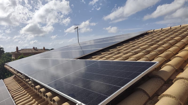 Placas solares sobre tejado de teja, vistas de cerca
