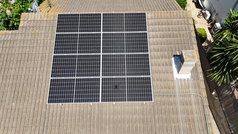 Ocho placas solares alineadas sobre un tejado de teja, Calafell