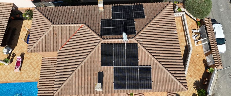 Chalet con placas solares en tres vertientes del tejado y piscina, Vinaròs
