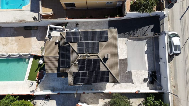Vivienda con piscina y tejado a cuatro aguas lleno de placas solares, El Vendrell